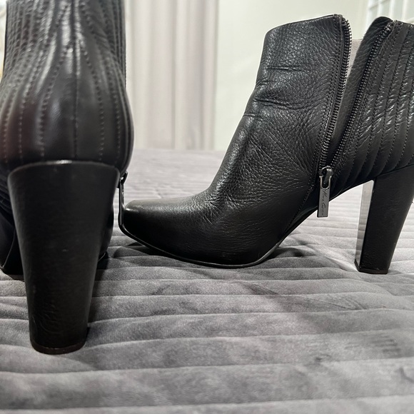 Kenneth Cole upper leather booties 3.5” heel , brown chocolate color. - Picture 4 of 7
